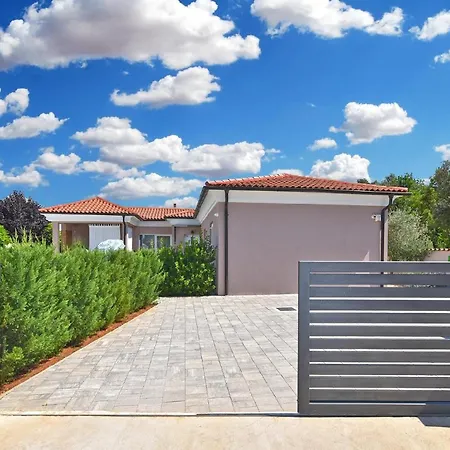 Mit Privatpool Fuer 8 Personen Ca 134 Qm In Pula-fondole, Istrien Istrische Riviera Vakantiehuis Valbandon